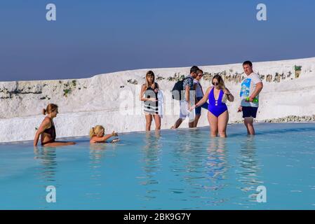 Touristen genießen die Pools in Pamukkale (Baumwollburg), Denizli, Türkei Stockfoto