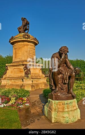 Stratford upon Avon und die Gower Memorial Statue von William Shakespeare und Figuren aus seinen Stücken in Bancroft Gardens. Stockfoto