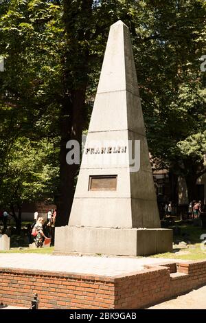 Boston, Massachusetts, US-13. Juli 2018:Franklin Memorial am Granary Burying Ground auf dem Freedom Trail. Stockfoto