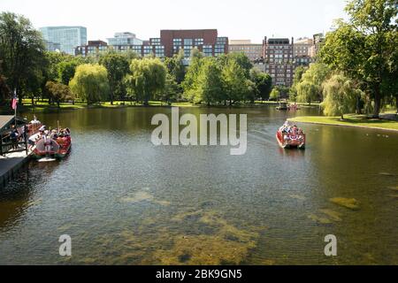 Boston, Massachusetts, USA-13. Juli 2018: Ruhiger Stadtpark aus dem 19. Jahrhundert mit Bootsbooten und Schwanenbooten und der Statue von George Washington. Stockfoto