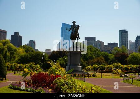 Boston, Massachusetts, USA-13. Juli 2018: Ruhiger Stadtpark aus dem 19. Jahrhundert mit Bootsbooten und Schwanenbooten und der Statue von George Washington. Stockfoto