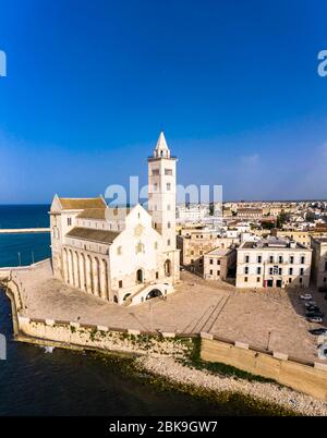 Luftaufnahme, Kathedrale von San Nicola Pellegrino, Kathedrale des Meeres von Trani, Apulien, Süditalien, Italien Stockfoto