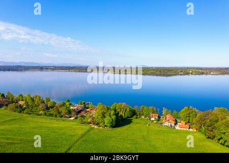 Dorf Ambach am Starnberger See, bei Münsing, Fuenfseenland, Drohnenaufnahme, Voralpen, Oberbayern, Bayern, Deutschland Stockfoto