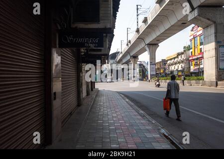 Hyderabad, Indien. 03 Mai 2020. Ein Mann geht an einer Reihe von Läden in Hyderabad vorbei, während die Regierung landesweit nach der Coronavirus-Pandemie (COVID-19) eine Sperre auferlegt hatte. Am Freitag hat Indien die Sperre um weitere zwei Wochen bis zum 17. Mai verlängert.Sie sollte am 4. Mai enden.Quelle: Sanjay Borra/Alamy Live News Stockfoto