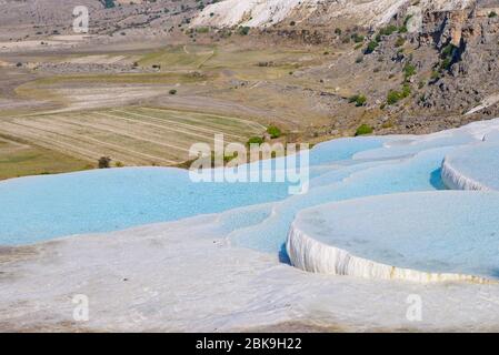 Travertin Terrassenformationen und Pools in Pamukkale (Baumwollburg), Denizli, Türkei Stockfoto
