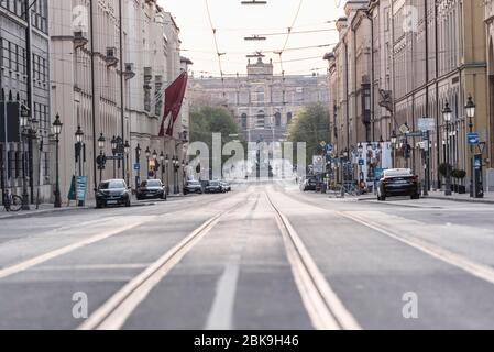 Leere Maximilianstraße während der Corona-Pandemie, Panoramablick Richtung Maximilianeum, München, Bayern, Oberbayern, Deutschland Stockfoto