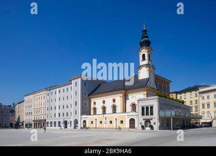 Freie Grundstücke wegen der Coronavirus-Pandemie, Residenzplatz mit Michaelskirche, Salzburg, Österreich Stockfoto