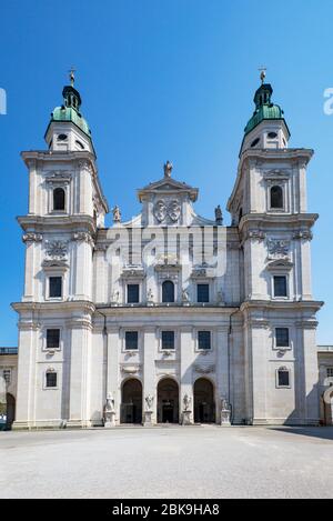 Freie Plätze wegen der Coronavirus-Pandemie, Domplatz mit Salzburger Dom, Salzburg, Österreich Stockfoto