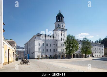 Freie Plätze wegen der Coronavirus-Pandemie, Residenzplatz mit neuer Residenz und Salzburg Carillon, Salzburg, Österreich Stockfoto