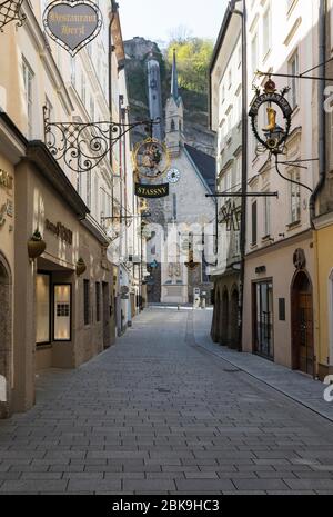 Freie Plätze wegen der Coronavirus-Pandemie, Getreidegasse mit Bürgerspitalskirche, Salzburg, Österreich Stockfoto