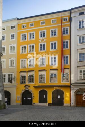 Freie Grundstücke wegen der Coronavirus-Pandemie, Mozarts Geburtshaus, Getreidegasse, Salzburg, Österreich Stockfoto