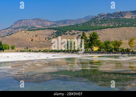 Travertin Terrassenformationen und Pools in Pamukkale (Baumwollburg), Denizli, Türkei Stockfoto