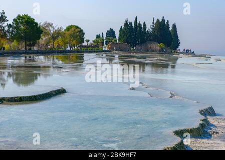 Travertin Terrassenformationen und Pools in Pamukkale (Baumwollburg), Denizli, Türkei Stockfoto