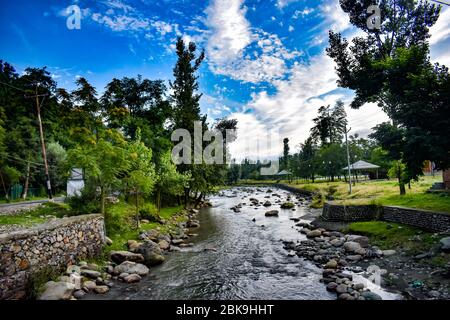 Schöne Aussicht auf Lidder Fluss fließt durch schöne Hügel des Himalaya bei Pahalgam Kashmir, Indien. Stockfoto
