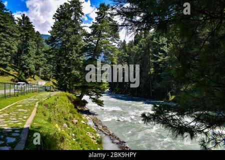 Schöne Aussicht auf Lidder Fluss fließt durch schöne Hügel des Himalaya bei Pahalgam Kashmir, Indien. Stockfoto