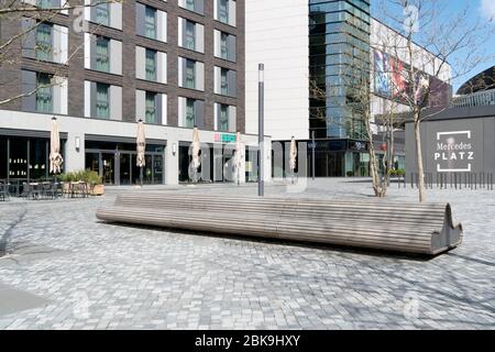 Leerer Mercedes-Platz, leere Bänke in Berlin Friedrichshain Stockfoto