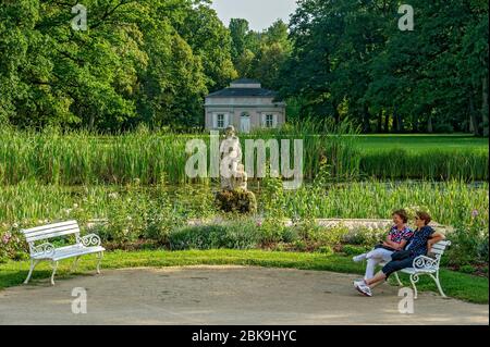 Zwei Frauen auf Bänken, Teich mit Skulptur der Venus, Göttin der Liebe, vor dem chinesischen Pavillon, Teehaus, Park des Barockschlosses Fasanerie Stockfoto