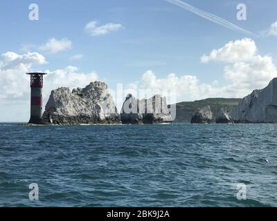 Needles Lighthouse, der den Seeverkehr von den Needles Rocks vor der Isle of Wight aus bewacht Stockfoto