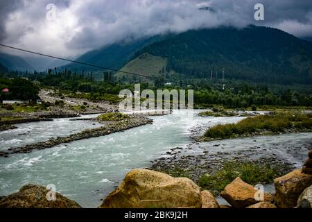 Schöne Aussicht auf Lidder Fluss fließt durch schöne Hügel des Himalaya bei Pahalgam Kashmir, Indien. Stockfoto