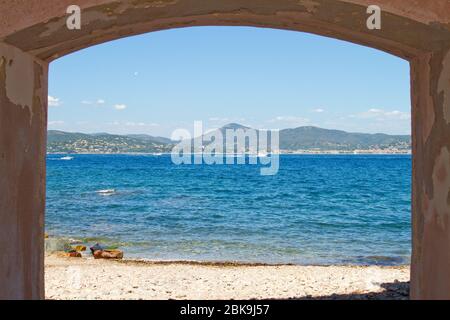 Blick durch einen Erzweg in der Altstadt hinaus in die Bucht Stockfoto