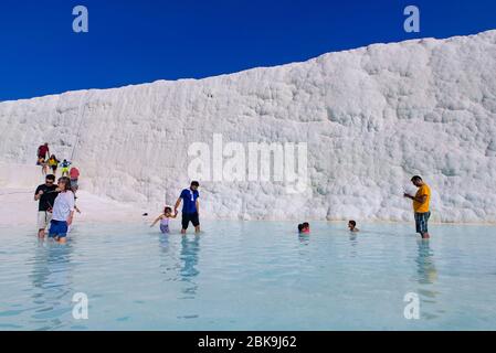 Touristen genießen die Pools in Pamukkale (Baumwollburg), Denizli, Türkei Stockfoto