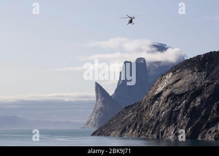 Hubschrauber und dramatische Landschaft, Sam Ford Fjord, Kanada Stockfoto