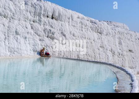 Travertin Terrassenformationen und Pools in Pamukkale (Baumwollburg), Denizli, Türkei Stockfoto