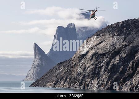 Hubschrauber und dramatische Landschaft, Sam Ford Fjord, Kanada Stockfoto