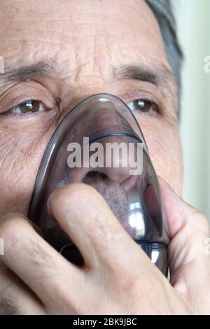Medizinische Sauerstoffmaske auf einem Mann. Stockfoto