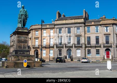 Viktorianische Stadthäuser am Melville Crescent mit Statue von Robert Dundas 2. Viscount Melville im Vordergrund – Edinburgh New Town, Schottland, Großbritannien Stockfoto