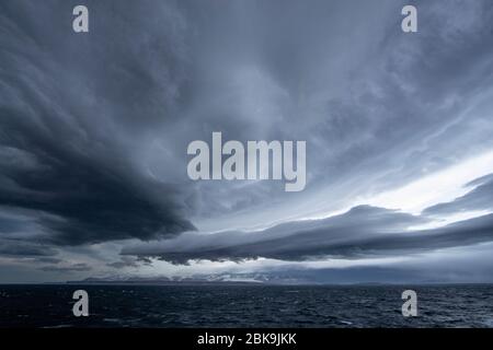 Stürmischer arktischer Himmel, nahe Pond Inlet Stockfoto