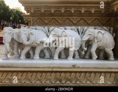 Jabalpur, Madhya Pradesh/Indien: 23. November 2019 - Skulptur eines Elefanten am Pisanhari Ki Madhiya, Jabalpur Stockfoto