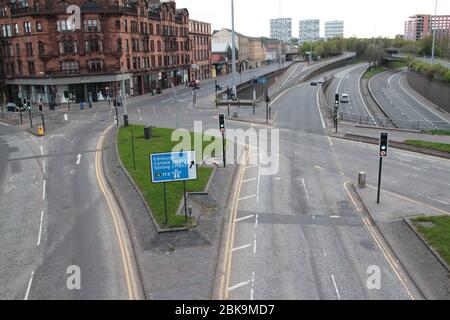 Normalerweise ist es eine sehr geschäftige Kreuzung in Glasgow, an der Straßen, Straßen und Autobahnen zusammenfließen können; sie ist jetzt fast menschenleer und leer. Dies ist auf die Pandemie von Covid-19 und Coronavirus zurückzuführen, die durch Großbritannien wütet und das Land in die Blockade stürzt und den Menschen gesagt wird, sie sollen zu Hause bleiben. Mai 2020. ALAN WYLIE/ALAMY© Stockfoto