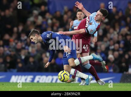 West Hams Declan Rice greift Chelseas Christian Pulisic während des Premier League-Spiels zwischen Chelsea und West Ham United an der Stamford Bridge in London an. 30. November 2019 Stockfoto