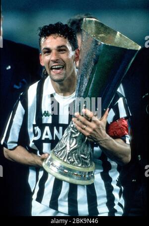 Stadio Delle Alpi Turin Italien, 19.5.1993, Fußball: UEFA Cup, Saison 1992/93, Finale, Juventus Turin gegen Borussia Dortmund 3:0 - Roberto BAGGIO (Juve) mit dem Cup Stockfoto