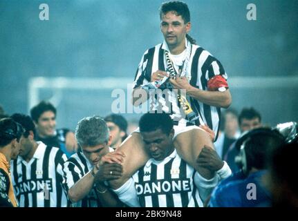 Stadio Delle Alpi Turin Italien, 19.5.1993, Fußball: UEFA Cup, Saison 1992/93, Finale, Juventus Turin gegen Borussia Dortmund 3:0 - Roberto BAGGIO auf den Schultern von Teamkollege Julio CESAR (beide Turin) Stockfoto