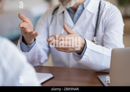 Nahaufnahme des leitenden Arztes, der mit einer Patientin spricht Stockfoto