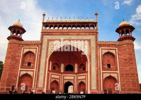 Darwaza i Rauza, das große Tor von Taj Mahal in Agra, Uttar Pradesh, Indien Stockfoto