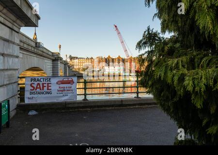 Lockdown London: Schilder in der Nähe der Putney Bridge im Londoner Stadtteil hammersmith & fulham, die den Benutzern das Verhalten erklären. Stockfoto