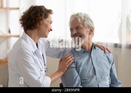 Fröhlich gesund alt männlichen Patienten und fürsorglichen Arzt reden, Bindung Stockfoto