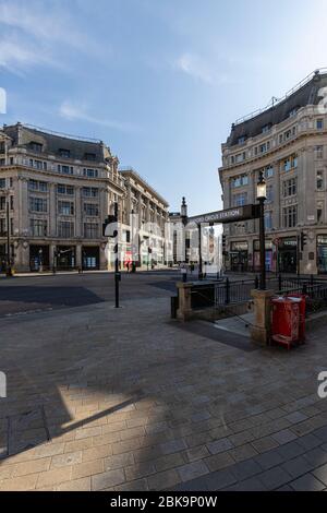 Lockdown London: Ein leerer Oxford Circus, der normalerweise von Menschen belebt wird. Stockfoto