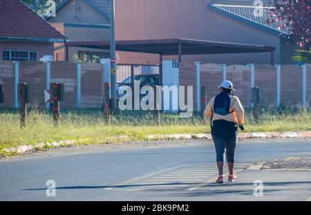 Alberton, Südafrika - unbekannte Bewohner im Vorort Brackendowns, die während der 4. Ebene der nationalen Sperre das Übungsfenster benutzen Stockfoto
