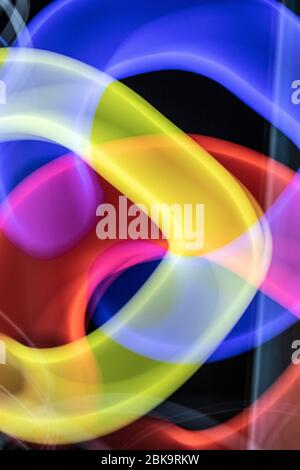 Abstrakte Neon Linien mit Licht und Swirls 80er Jahre Nightclub Stil Hintergrund Stockfoto