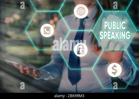 Textschild mit der Anzeige „Öffentliches Sprechen“. Business Foto Text sprechen Bühne in Thema Konferenz Präsentation Stockfoto