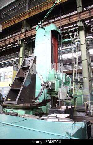 Industrielle Produktion von Turbinen für die Schwerindustrie. Riesige Komponenten von Stahlturbinen. Industrie. Herstellung von Wasserturbinen. Die riesige Maschine turbi Stockfoto