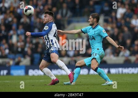 Aaron Connolly (L) von Brighton und Ben Davies (R) von Tottenham während eines englischen Fußballmatches der Premier League zwischen Brighton & Hove Albion und Tottenham Hotspur im Amex Stadium in Brighton, Großbritannien, 5. Oktober 2019 Stockfoto