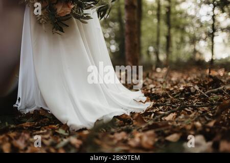 Foto von unten eines Bräute Kleid in einem Wald Stockfoto