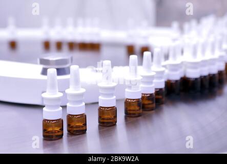 Ein Mann arbeitet in einer pharmazeutischen Fabrik. Visuelle Überwachung der Qualität der Interferonproduktion. Sterile Hormonproduktionslinie. Stockfoto