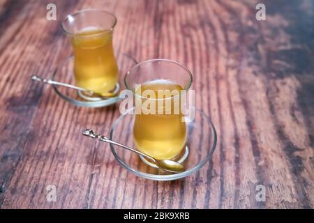 14 zwei Tassen traditionellen türkischen Früchtetee auf einem Holztisch mit absichtlich selektiven und engen Fokus und geringer Schärfentiefe Stockfoto