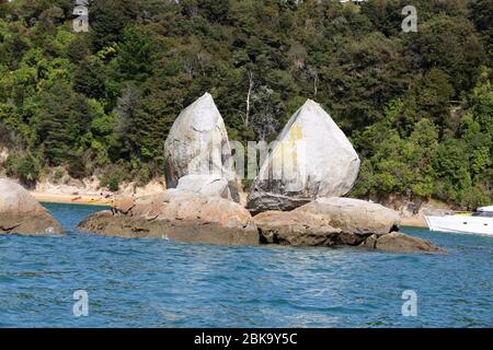 Split Apple Rock (Tokangawhā ). Splitgranitgestein in Tasman Bay bei Kaiteriteri und Mārahau, Abel Tasman South Island , Neuseeland. Stockfoto